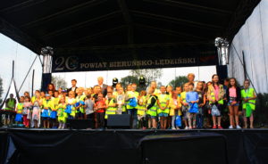 wręczenie nagród dzieciom