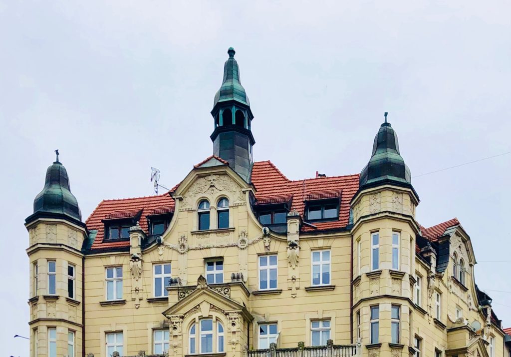 Dach kamienicy z centralnie zlokalizowaną wieżyczką 